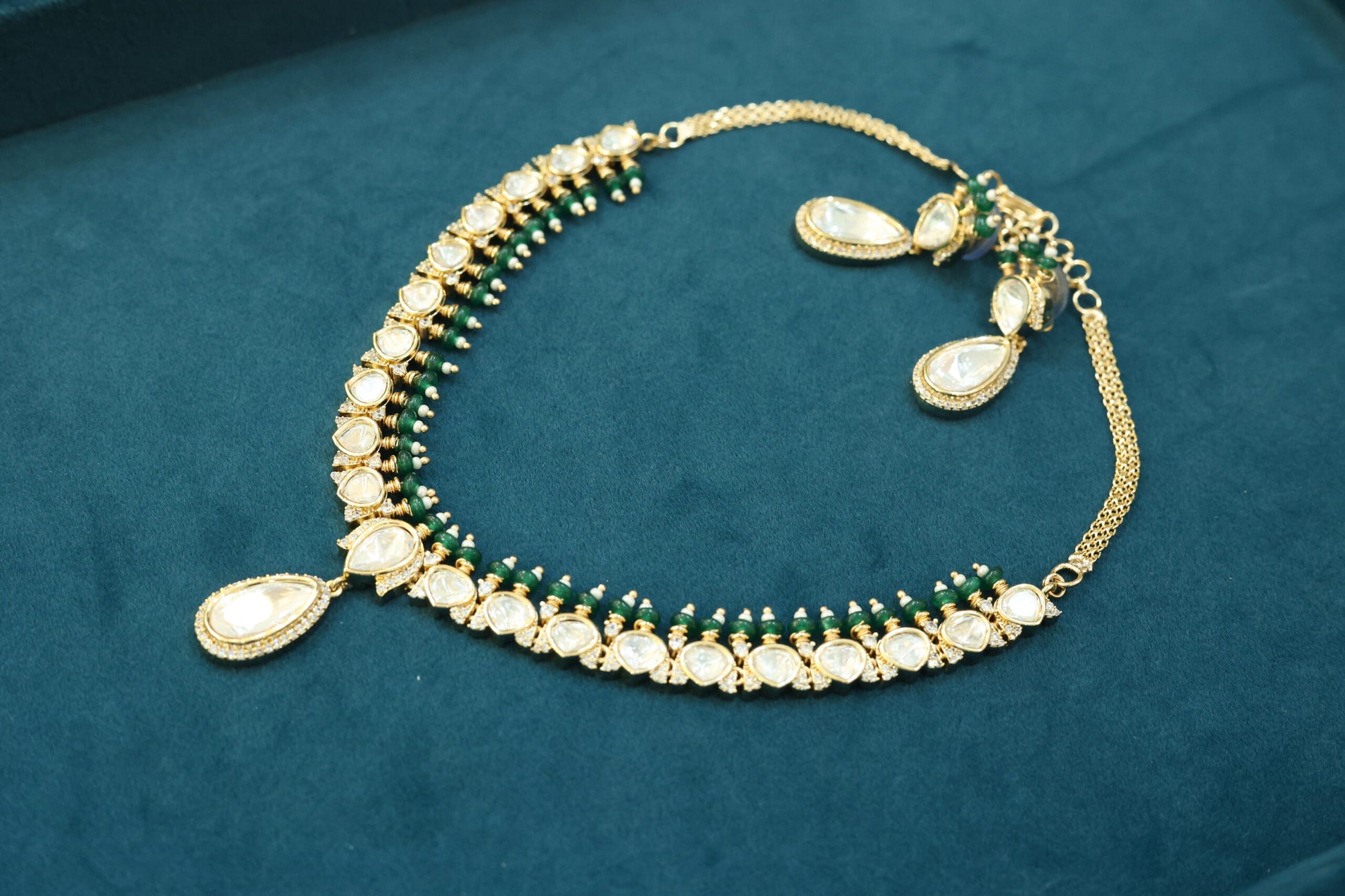 Stone studded tear drop detailing jewellery set