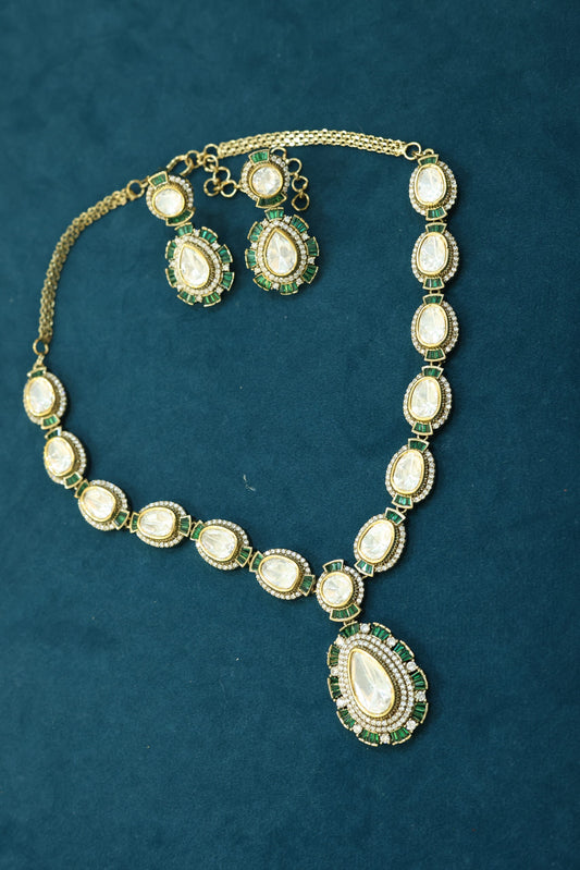 Kundan stone studded jewellery set