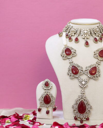 Red embellished jewellery set with choker