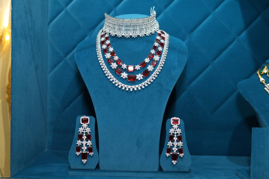 Red embellished jewellery set